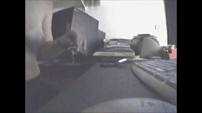 Seorang bimbo bokep full xnxx seksi menjilati mainan seksnya di depan lensa kamera