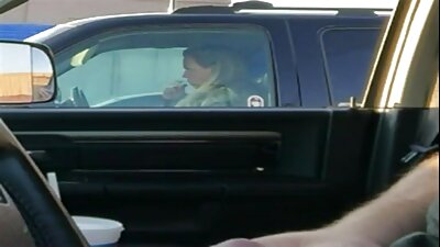Seorang pelacur berdada dengan video bokep sex full mata biru sedang memijat vaginanya di dalam mobil